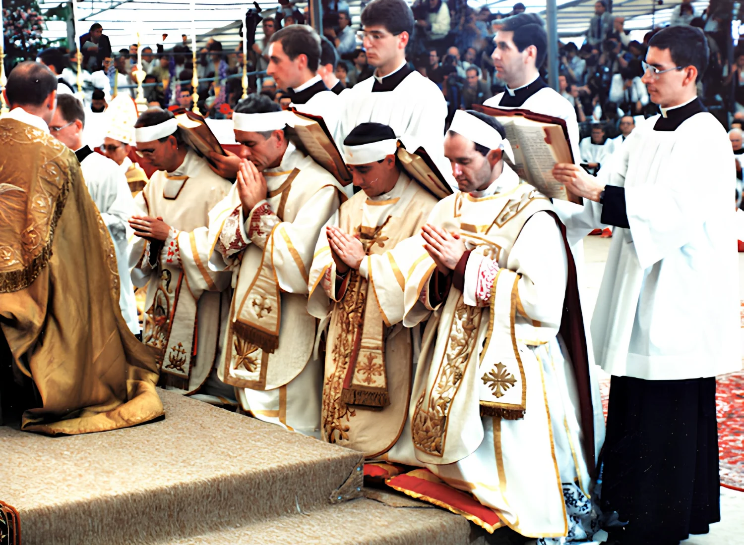 Sobre la excomunión y la FSSPX: Una defensa canónica, teológica y pastoral contra la propuesta de excomunión de la Fraternidad San Pío X