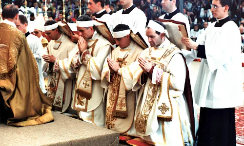 Sobre la excomunión y la FSSPX: Una defensa canónica, teológica y pastoral contra la propuesta de excomunión de la Fraternidad San Pío X
