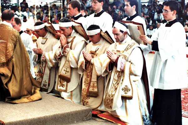 Sobre la excomunión y la FSSPX: Una defensa canónica, teológica y pastoral contra la propuesta de excomunión de la Fraternidad San Pío X